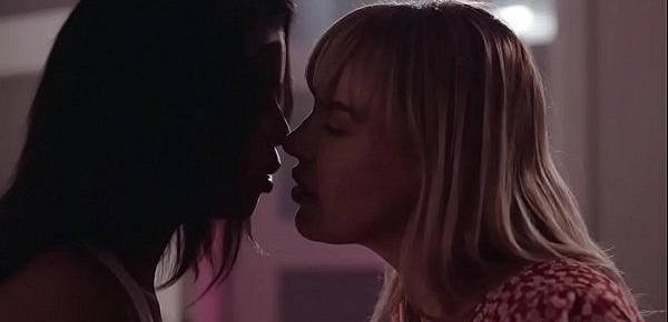  MILF Dana DeArmond does pussy licking with Nia Nacci